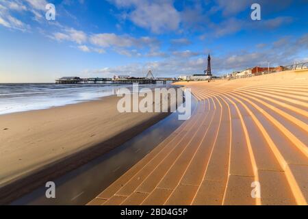 Der zentrale Pier und der Blackpool Tower wurden von der Meereswand aus eingefangen. Stockfoto