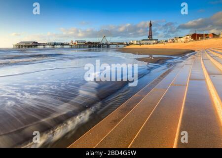 Der zentrale Pier und der Blackpool Tower wurden von der Meereswand aus eingefangen. Stockfoto