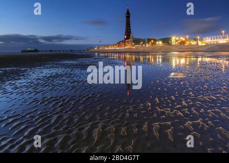 Black Tower und North Pier während der Dämmerung vom Strand aus eingefangen. Stockfoto