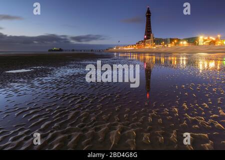 Black Tower und North Pier während der Dämmerung vom Strand aus eingefangen. Stockfoto