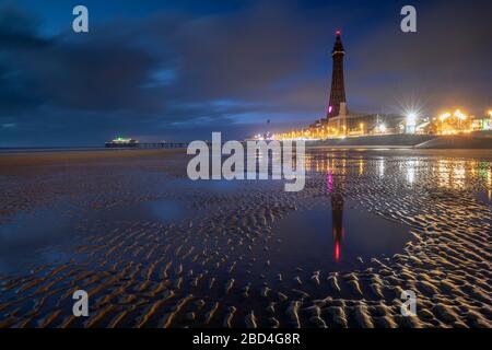 Black Tower und North Pier während der Dämmerung vom Strand aus eingefangen. Stockfoto