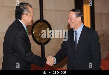 Dr. Jim Yong Kim, US-Nominierter der Präsidentschaft der Weltbank, traf sich am 31. März 2012 mit dem chinesischen Vize-Premier Wang Qishan in Shaoxing, China. Stockfoto