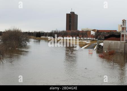 18. März 2010 - Red River Floodwaters fotografiert von der Veterans Memorial Bridge in Fargo, ND Stockfoto