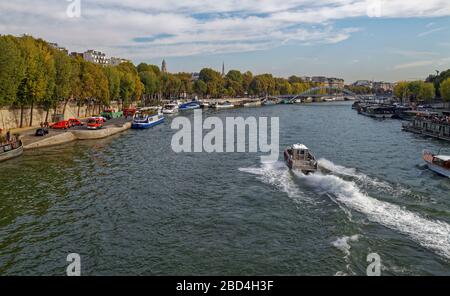 Feuerwehrmannschaften und Marine Police nehmen an einer Übung entlang des Seineufers in der Nähe der Trocadero Gärten Teil. Stockfoto