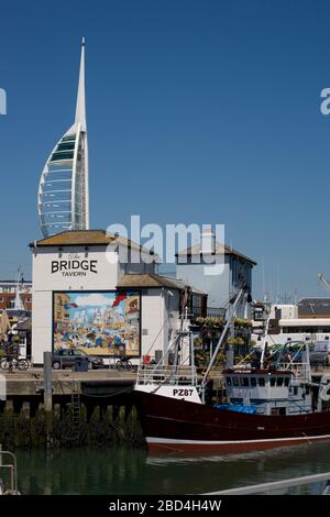 Der Spinnaker Tower, die Bridge Tavern mit ihrem Wandgemälde mit dem Titel 'Portsmouth Point' und ein Trawler: Camber Dock, Portsmouth, Hampshire, England, Großbritannien Stockfoto