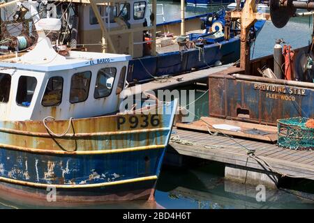 Fischerboote, die in Camber Dock, Old Portsmouth, Hampshire, England, Großbritannien, festgemacht sind Stockfoto