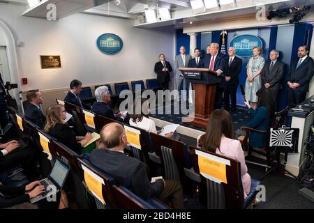 Präsident Donald J. Trump, zusammen mit Vizepräsident Mike Pence und Mitgliedern der Task Force "Coronavirus" des Weißen Hauses, nimmt während einer Pressekonferenz am Freitag, den 20. März 2020, im Briefing Room von James S. Brady Press im Weißen Haus Fragen von Reportern auf. Stockfoto