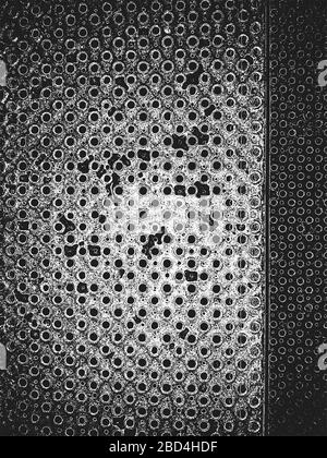 Alte verrostete, geschälte, geschrägte Metallvektor-Plattentextur mit Löchern beundert. EPS8-Abbildung. Schwarz-weißer Grunge Hintergrund. Stock Vektor