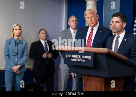 Präsident Donald J. Trump hört zu, als amtierender Minister für Heimatschutz Chad Wolf am Freitag, den 20. März 2020, im Update-Briefing-Raum des James S. Brady Press Briefing Room des Weißen Hauses Bemerkungen in der Task Force Coronavirus (COVID-19) des Weißen Hauses abgibt. Stockfoto