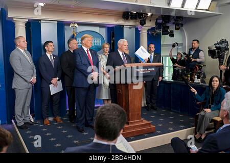 Präsident Donald J. Trump tritt dem Vizepräsidenten Mike Pence bei, während er seine Bemerkungen bei einem aktualisierten Briefing am Freitag, 20. März 2020, im James S. Brady Press Briefing Room des Weißen Hauses anspricht. Stockfoto