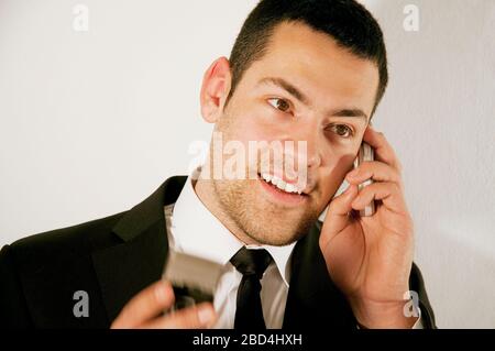 Junger Mann mit Handy. Schließen Sie die Ansicht. Stockfoto