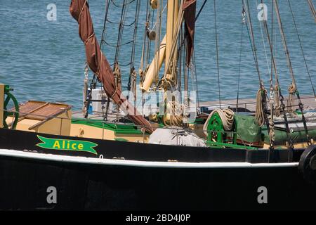 Deck Detail der Themse Barge 'Alice' neben der Marina in Gunwharf Quays, Portsmouth, Hampshire, England, Großbritannien Stockfoto