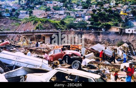 Hochwasserschäden am Fluss Choluteca durch den Hurrikan Mitch - Tegucigalpa Honduras Ca. November 1998 Stockfoto