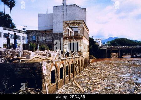 Hochwasserschäden am Fluss Choluteca durch den Hurrikan Mitch - Tegucigalpa Honduras Ca. November 1998 Stockfoto