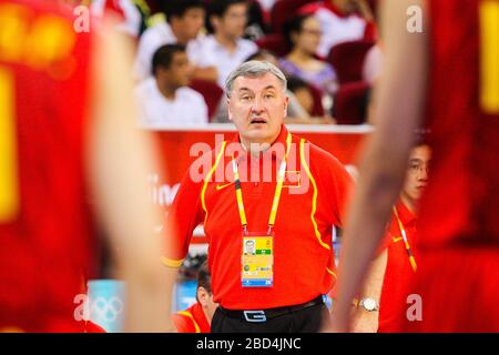 Chinas Coach Jonas KAZLAUSKAS beobachtet sein Team. Basketball-Turnier der Herren 2008 bei den Olympischen Sommerspielen in Peking am 18. August 2008. Stockfoto