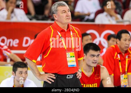 Chinas Coach Jonas KAZLAUSKAS beobachtet sein Team. Basketball-Turnier der Herren 2008 bei den Olympischen Sommerspielen in Peking am 18. August 2008. Stockfoto