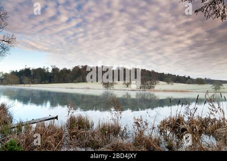 Ein Wintermorgen am Fonthill Lake in der Nähe von Tisbury in Wiltshire. Stockfoto