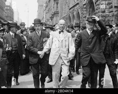 Verhaftung des Ministers und Sozialisten Bouck White, der wegen Störung eines Gottesdienstes in der Calvary Baptist-Kirche, der Kirche, in der John D. Rockefeller Ca anbetete, inhaftiert wurde. 1914 Stockfoto