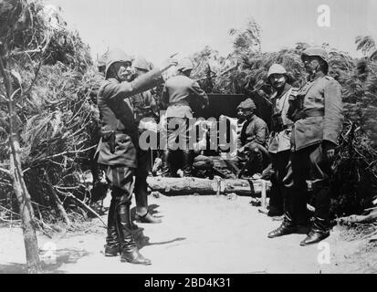 Foto zeigt osmanische Soldaten und Waffen während der Gallipoli-Kampagne, die zwischen April und Januar 1916 während des ersten Weltkriegs auf der Halbinsel Gallipoli im Osmanischen Reich (heute Gelibolu, Türkei) stattfand Stockfoto