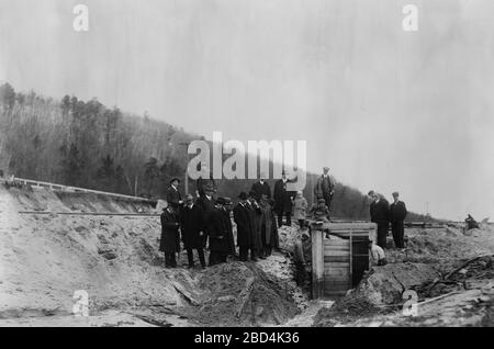 August Belmont, präsident der Cape Cod Canal Construction Company, und anderer Würdenträger im Foley's Dock, Massachusetts Ca. April 1914 Stockfoto