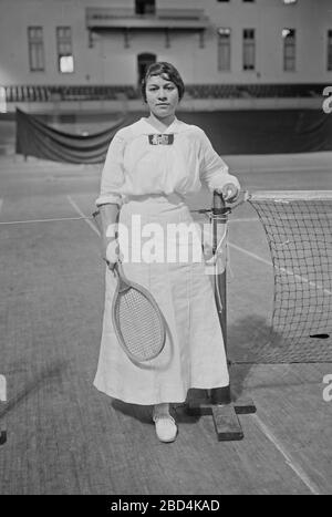 Tennisspielerin Molla Bjurstedt Mallory, die im März des Jahres 1915 das nationale Innen-Tennisturnier der Frauen in der Armory Park Avenue gewann Stockfoto