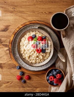 Haferbrei rustikaler Haferbrei mit Blaubeere, Himbeeren in einer klassischen Keramikschale, DASH-Diät mit Beeren Stockfoto