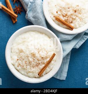 Reispudding. Französisches Milchreisdessert. Gesunde vegetanische Ernährung. Draufsicht, Nahaufnahme, Makro Stockfoto