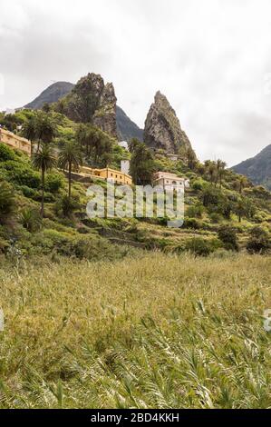 Roques De Pedro Und Petra Aus Dem Tal Bei La Hermigua Auf La Gomera. April 2019. La Gomera, Santa Cruz de Tenera Spanien Afrika. Reise Tou Stockfoto