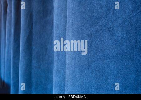 Nah-Vorhänge aus hellblauem Stoff, Blue Velvet, moderner Designhintergrund Stockfoto