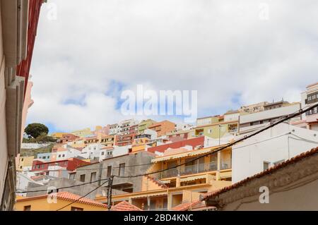 Malerische Häuser hängen an der Seite eines Berges in San Sebastian de la Gomera. April 2019. La Gomera, Santa Cruz de Tenera Spanien Afrika. Stockfoto