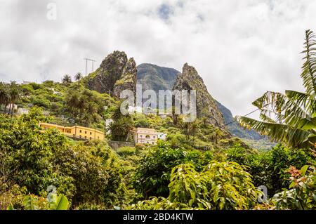 Roques De Pedro Und Petra Aus Dem Tal Bei La Hermigua Auf La Gomera. April 2019. La Gomera, Santa Cruz de Tenera Spanien Afrika. Reise Tou Stockfoto