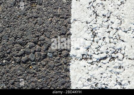 Nahaufnahme Asphalt Asphalt Asphalt Fahrbahn mit weiß lackierter Linie, Draufsicht Stockfoto