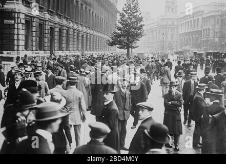 Menschenmenge in der Whitehall Street, in der Nähe der Ecke Downing Street, London, England, während des ersten Weltkriegs. 1914 Stockfoto