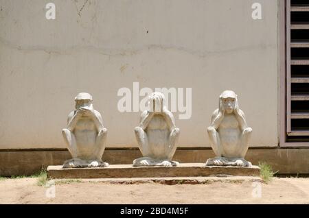 Darstellung von Mahatma Gandhis kleinerer Statue der drei Affen Bapu, Ketan und Bandar am Sabarmati-Ashram in Ahmedabad, Gujarat, Indien Stockfoto