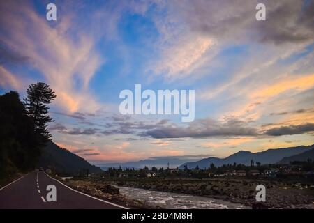 Wunderschöner Sonnenuntergang mit wunderschönem Blick auf den Fluss Lidder in Pahalgam Kashmir, Indien. Stockfoto