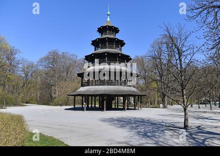 Das öffentliche Leben in Zeiten der Coronavirus-Pandemie am 5. April 2020 im Englischen Garten in München. Kein Biergarten mehr am chinesischen Turm. Der Raum um den Turm ist menschenleer und menschenleer. Ausstiegsbeschränkungen, Kontaktsperre. Weltweite Verwendung Stockfoto