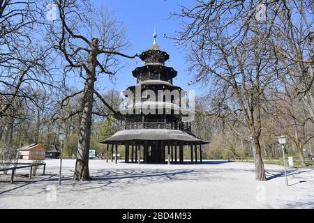 Das öffentliche Leben in Zeiten der Coronavirus-Pandemie am 5. April 2020 im Englischen Garten in München. Kein Biergarten mehr am chinesischen Turm. Der Raum um den Turm ist menschenleer und menschenleer. Ausstiegsbeschränkungen, Kontaktsperre. Weltweite Verwendung Stockfoto