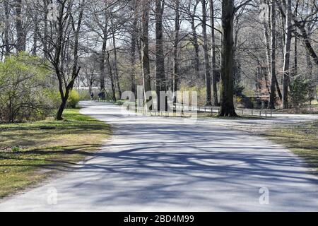 Das öffentliche Leben in Zeiten der Coronavirus-Pandemie am 5. April 2020 im Englischen Garten in München. Das öffentliche Leben in Zeiten der Coronavirus-Pandemie am 5. April 2020 im Englischen Garten in München. Verlasser Park, verwaist, leer. Ausstiegsbeschränkungen, Kontaktsperre. Weltweite Verwendung Stockfoto