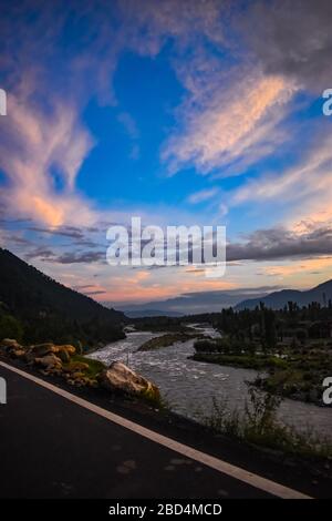 Wunderschöner Sonnenuntergang mit wunderschönem Blick auf den Fluss Lidder in Pahalgam Kashmir, Indien. Stockfoto