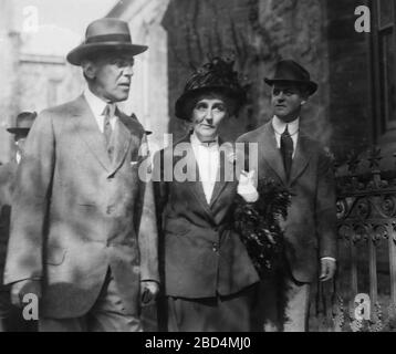 Präsident Woodrow Wilson mit seiner Verlobten Edith Bolling galt (1872-1961) in Princeton, New Jersey, wo er am 19. Oktober 1915 eine Abstimmung zugunsten des Woman Suffrage Amendments abgab Stockfoto