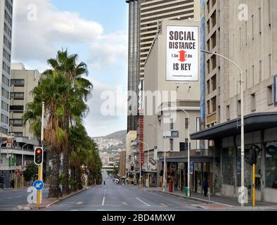 Kapstadt, Südafrika - 6. April 2020: Leere Straßen und ein soziales Distanzzeichen in Kapstadt während des Coronavirus Sperrens Stockfoto