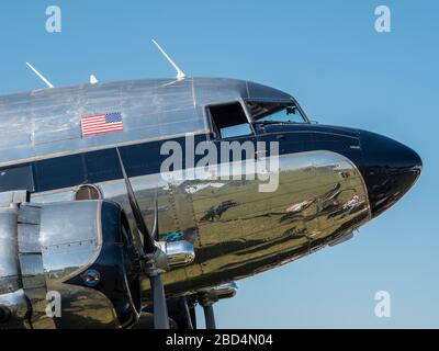 Ein silbernes McDonald Douglas DC3-Flugzeug, Goodwood Revival 2019 West Sussex UK Stockfoto