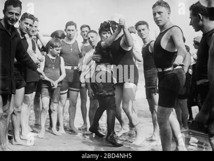 Menschen am Brighton Beach, Brooklyn, New York, tanzend Ca. 1910-1915 Stockfoto