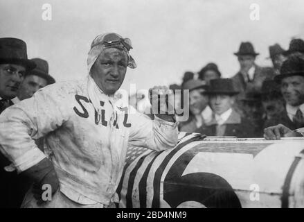 Foto zeigt Rennfahrer Gil Andersen neben seinem Stutz White Squadron Rennfahrer. Andersen war der Gewinner des ersten Astor Cup-Rennens auf dem Sheepshead Bay Speedway am 9. Oktober 1915. Stockfoto