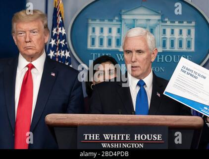 Präsident Donald J. Trump tritt dem Vizepräsidenten Mike Pence bei, während er seine Bemerkungen in einem aktualisierten Briefing am Mittwoch, 18. März 2020, im James S. Brady Press Briefing Room des Weißen Hauses anspricht. Stockfoto