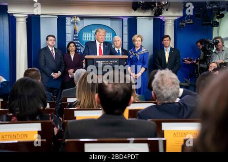 Präsident Donald J. Trump, zusammen mit Vizepräsident Mike Pence und Mitgliedern der Task Force "Coronavirus" des Weißen Hauses, spricht seine Bemerkungen in einem aktualisierten Briefing am Mittwoch, 18. März 2020, im James S. Brady Press Briefing Room des Weißen Hauses an. Stockfoto