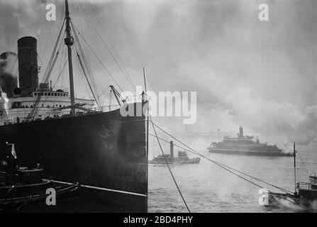 LUSITANIA - Schiff mit Fans ca. März 1914 Stockfoto