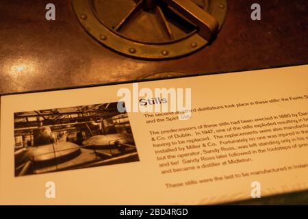Innenausstattung der Old Midleton Destillery als Informationsschild für Stills in der Jameson Whiskey Distillery in Midleton, County Cork, Irland Stockfoto