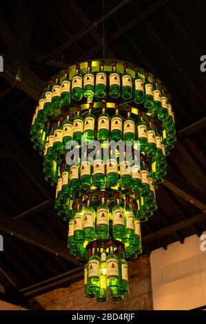 Innenausstattung der Midleton Distillery und einzigartiger Kronleuchter aus Jameson Whiskey Flaschen im Besucherzentrum der Old Jameson Whiskey Distillery in Midleton, County Cork, Irland, Cork Midleton Distillery Stockfoto