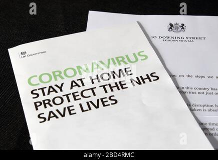 In dieser Abbildung ist ein Brief des britischen Premierministers Minster und der HM-Regierung Coronavirus zu sehen. EIN Coronavirus-Brief des britischen Premierministers Boris Johnson, der an jeden britischen Haushalt geschickt werden soll, der die Öffentlichkeit dazu auffordert, zu Hause zu bleiben. Rund 30 Millionen britische Haushalte erhalten den Covid-19-Brief zusammen mit einer Broschüre über Coronavirus Symptome, Richtlinien und Bewusstsein. Stockfoto